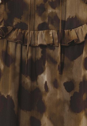 Robe marron avec une texture plissée, présentant un motif abstrait marron foncé et un ourlet à volants. Des liens sont présents au niveau de la taille.