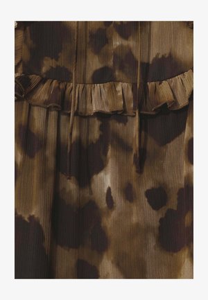 Robe marron avec une texture plissée, présentant un motif abstrait marron foncé et un ourlet à volants. Des liens sont présents au niveau de la taille.