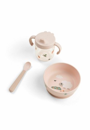 Pink spisesæt til småbørn med skål med får- og bi-designs, en sippy kop med håndtag og gulerodstrykt mønster samt en matchende ske.
