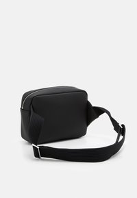 Borsa a tracolla rettangolare nera, realizzata in materiale sintetico testurizzato, con chiusura a zip e tracolla in tessuto regolabile.