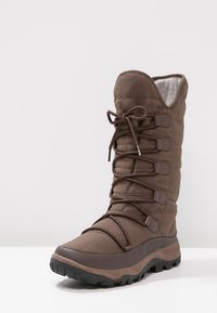 Brązowe ocieplane buty śniegowe z pikowaną tekstylną cholewką, gumową podeszwą oraz sznurowanym designem z sześcioma oczkami i wyściełanym kołnierzem.