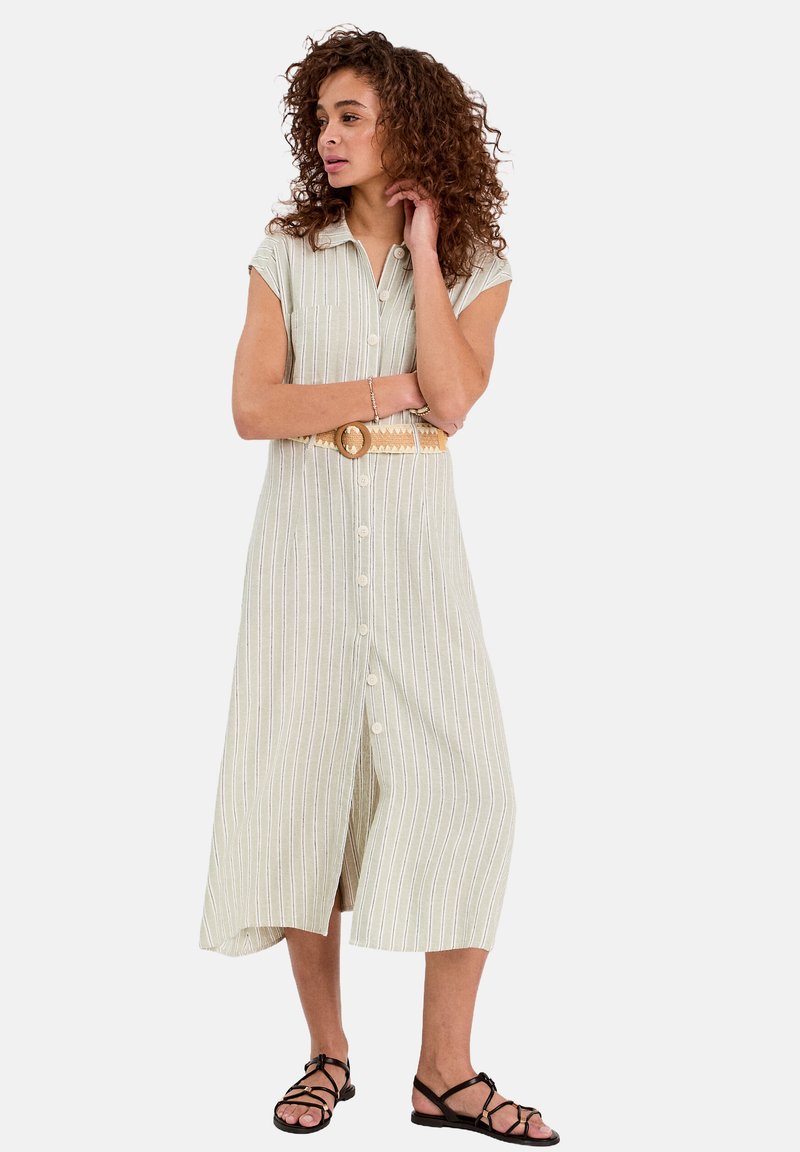 Robe midi rayée vert clair avec des manches courtes, un décolleté à boutons, une Coupe ample et une ceinture texturée. Portée avec des sandales noires à lanières.