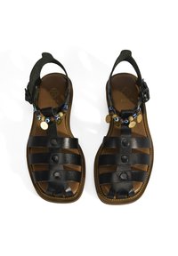 Schwarze Leder-Sandalen mit verstellbarem Knöchelriemen, offenes Zehendesign und dekorativen Perlenakzenten im Obermaterial. Mit runden Knöpfen versehen.