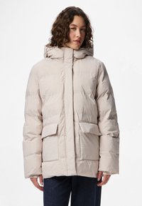Giacca puffer beige chiaro con cappuccio, dotata di chiusura frontale con zip, due tasche laterali e una forma leggermente oversize. Tessuto liscio.