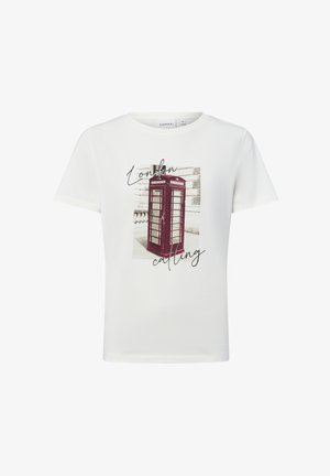 Weißes T-Shirt mit einem bedruckten Grafikdesign eines roten Londoner Telefonhäuschens, mit dem Text "London Calling" in einer Schreibschrift unter dem Bild.
