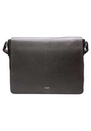 Borsa a tracolla nera in pelle con chiusura a patta, dotata di un logo sobrio e tracolla regolabile per l'uso incrociato.