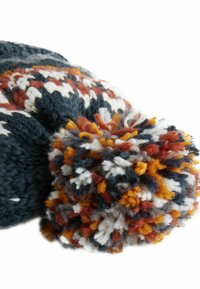 Strickmütze in Dunkelblau, Creme und Rost mit einem flauschigen, mehrfarbigen Pompom an der Spitze. Verfügt über ein strukturiertes Muster in der gesamten Mütze.