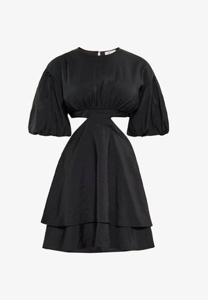 Musthave must-öötelise, kehaümberseotud pealisega must kleit, millel on avatud lõikega vöökoht. Seelik on kihiline ja omab pehme, kortsus tekstuuri.