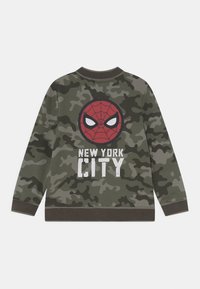 Maskáčová mikina má červené logo Spider-Mana a nápis "NEW YORK CITY", vyrobená z měkké texturované látky s kulatým výstřihem.