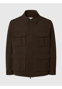 Veste marron foncé avec quatre poches avant à rabat, fermeture éclair et col classique sur un fond clair uni.