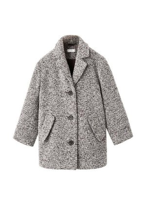 Manteau en mélange de laine gris et blanc à motif chevrons, avec trois boutons noirs, un col à revers et deux poches à rabat sur le devant.