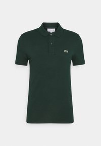 Tmavě zelené polo tričko s krátkými rukávy, které má dvoubarevný zapínací límec a malé vyšívané logo krokodýla na levé straně hrudi.