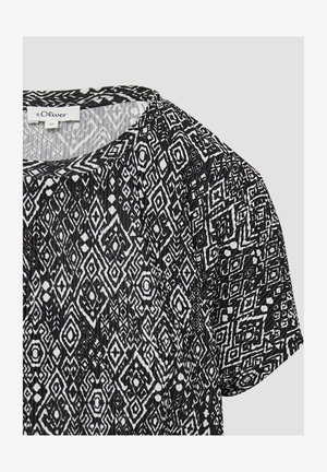 Czarny i biały krótki top z krótkim rękawem z geometrycznym wzorem w diamentowe kształty oraz teksturowanymi fałdami, okrągły dekolt i metka s.Oliver.