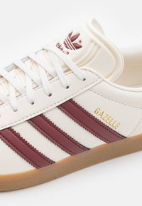 adidas Originals GAZELLE UNISEX - Tenisky - cloud white/shadow red
