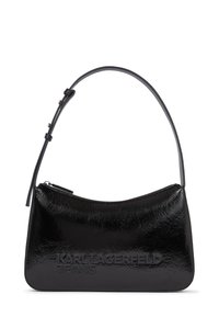 Borsa a mano in pelle patent nera con forma curva, chiusura con zip e logo in rilievo "KARL LAGERFELD JEANS" sul davanti. Incluso un manico regolabile.