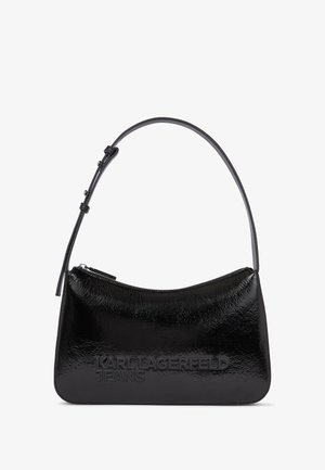 Sac à main en cuir verni noir avec une forme incurvée, fermeture à glissière et logo embossé "KARL LAGERFELD JEANS" à l'avant. Bandoulière ajustable incluse.