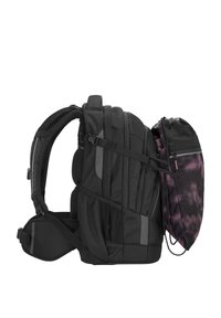 Mochila negra con correas acolchadas y hebillas ajustables, que cuenta con un bolsillo desmontable en un patrón de panal rosa oscuro en un lado.
