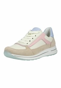 Nízký teniska z béžové semiše, krémové látky, s růžovým bočním akcentem, světle modrým patou, bílými tkaničkami a polstrovanou podešví.