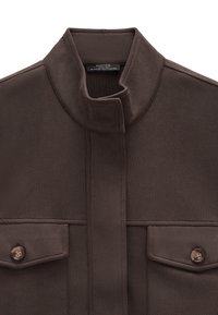 Ciemnobrązowa kurtka ze stójką, krytym zapięciem z przodu i dwoma zapinanymi na guziki kieszeniami na klatce piersiowej z patkami.