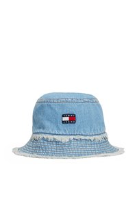 Lysblå denim bucket hat med en flosset skygge. Et mærketag i rød, hvid og blå på fronten tilføjer detalje.