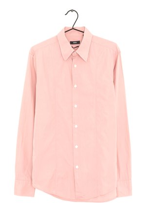 Camisa de manga larga color rosa claro con botones y cuello puntiagudo colgada en una percha negra sobre un fondo blanco.