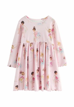 Lyserød langærmet kjole til små børn med rynket talje og farverigt balletpræget print i forskellige positurer på hele stoffet.