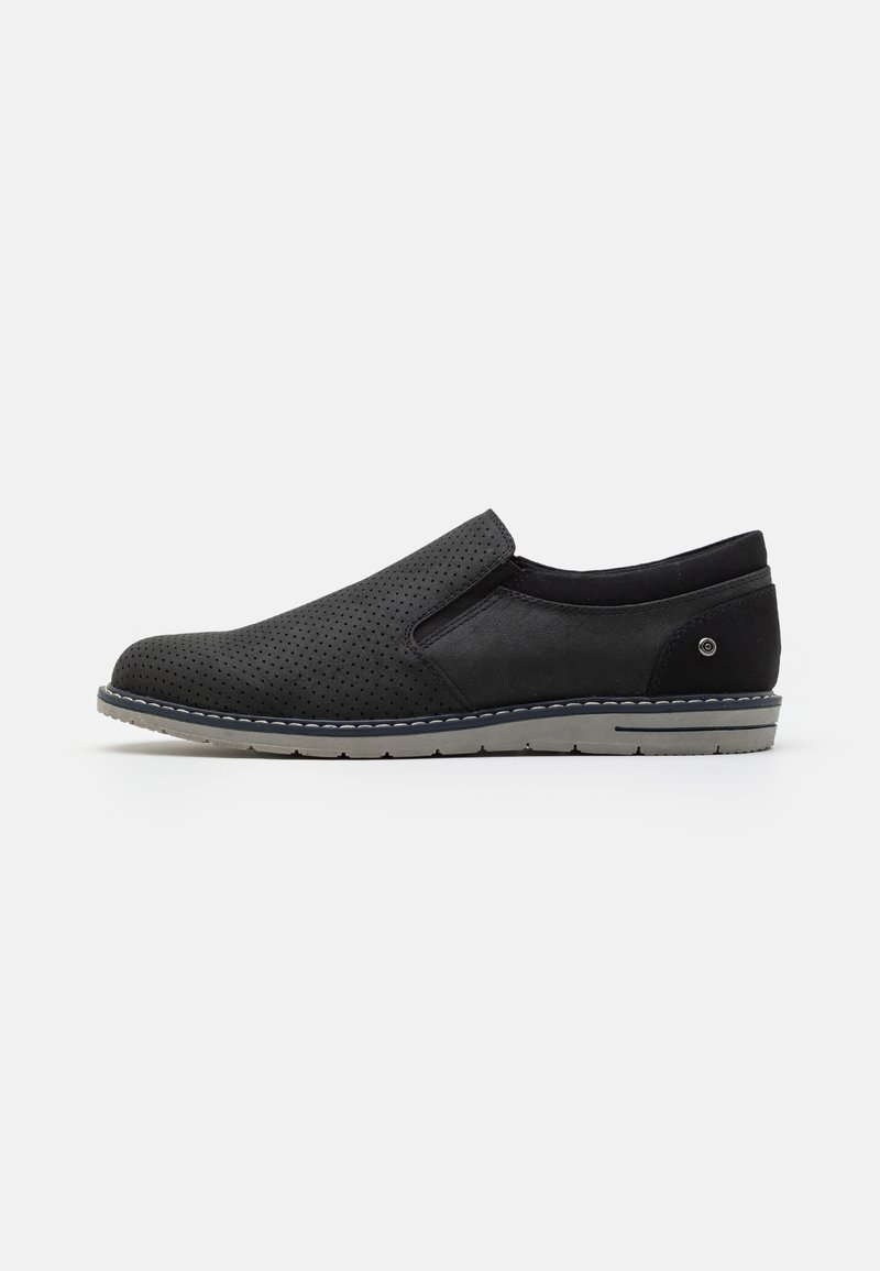Chaussure noire à enfiler avec dessus perforé, semelle grise avec bande bleue et détail métallique rond au talon, vue de profil latéral.