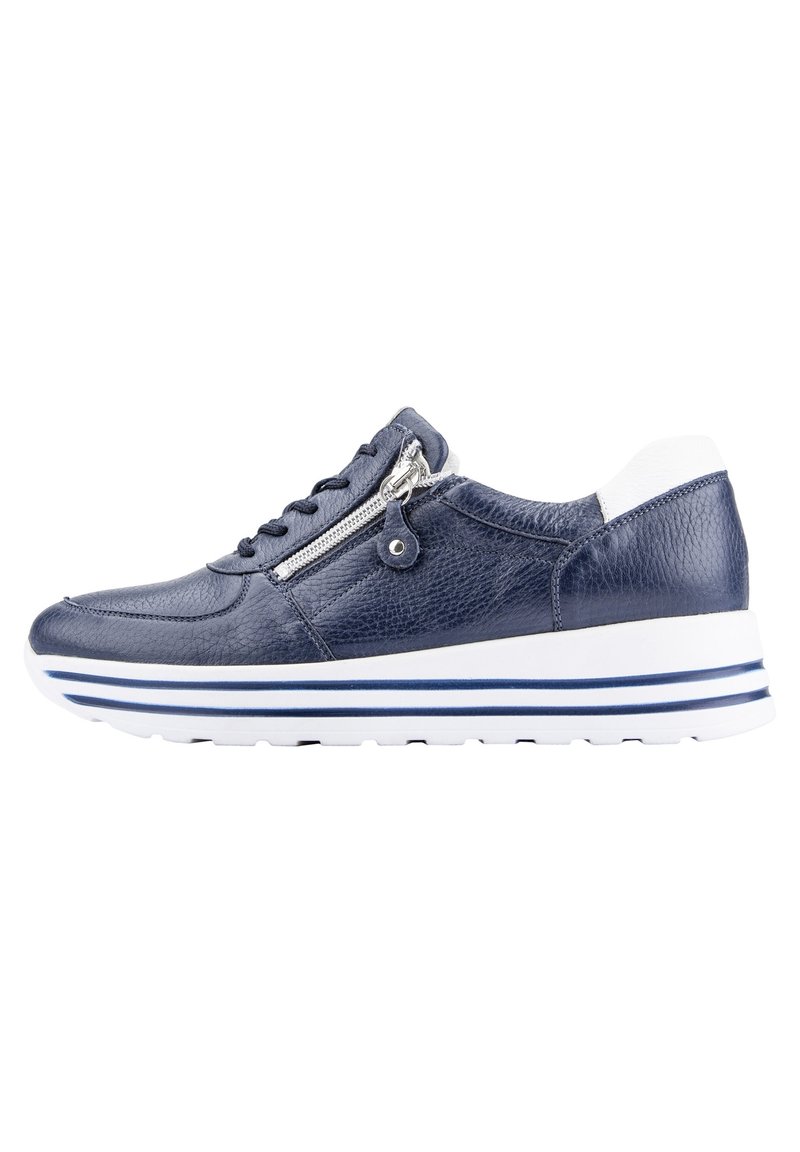 Sneaker in pelle blu navy con zip laterale, lacci, tallone bianco e suola bianca multi-strato con strisce blu.