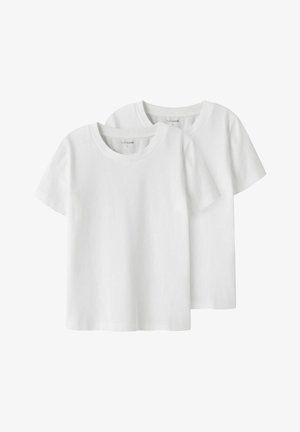 Kaks valget lühikeste varrukatega t-särki, valmistatud puuvillast. Mõlemal on ümmargune kaelus ja lihtne, kaunistusteta disain ilma mustrite või piltideta.