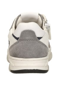 Grijze suède en witte leren sneaker met een gevoerde kraag, ritssluiting aan de achterkant en rubberen zool. Duidelijk kleurblokontwerp.