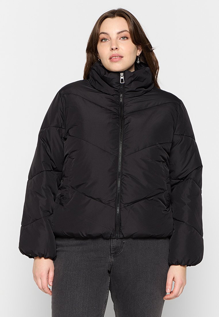 Giacca a vento nera con colletto alto, trapuntatura verticale e diagonale, zip frontale e polsini elasticizzati. Tessuto testurizzato e isolante.