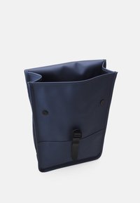 Borsa blu navy realizzata in materiale liscio, con forma rettangolare, apertura superiore e chiusura a scatto in metallo nero.