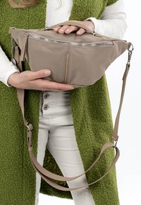 SURI FREY UMHÄNGE PAULY - Jostas soma - taupe