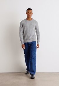 Tommy Hilfiger CLASSIC CABLE CREW NECK - Džemperis - grau