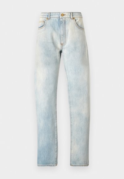 Vaqueros de denim azul claro con corte recto, cinco bolsillos y cierre de botón. Textura desgastada en todo el pantalón, con costuras detalladas en las costuras.