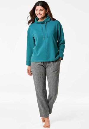 Türkiser, langärmeliger Pullover mit einem Schalkragen und Kordelzügen; kombiniert mit grauen Hahnentrittmuster-Hosen; weicher Stoff, lockere Passform.