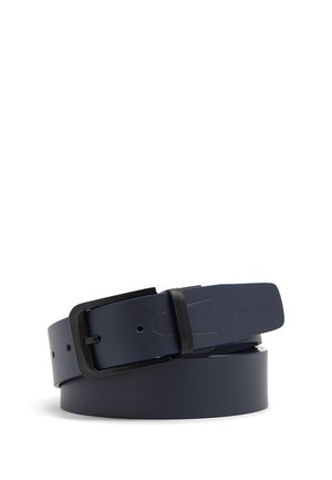 Un cinturón de cuero azul marino oscuro está enrollado sobre un fondo blanco, con una hebilla rectangular negra y la marca grabada en relieve.