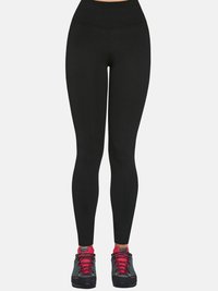 Czarne legginsy w wysokim stanie o gładkiej, elastycznej fakturze, noszone z szaro-różowymi butami turystycznymi z sznurówkami i wzorzystą podeszwą.