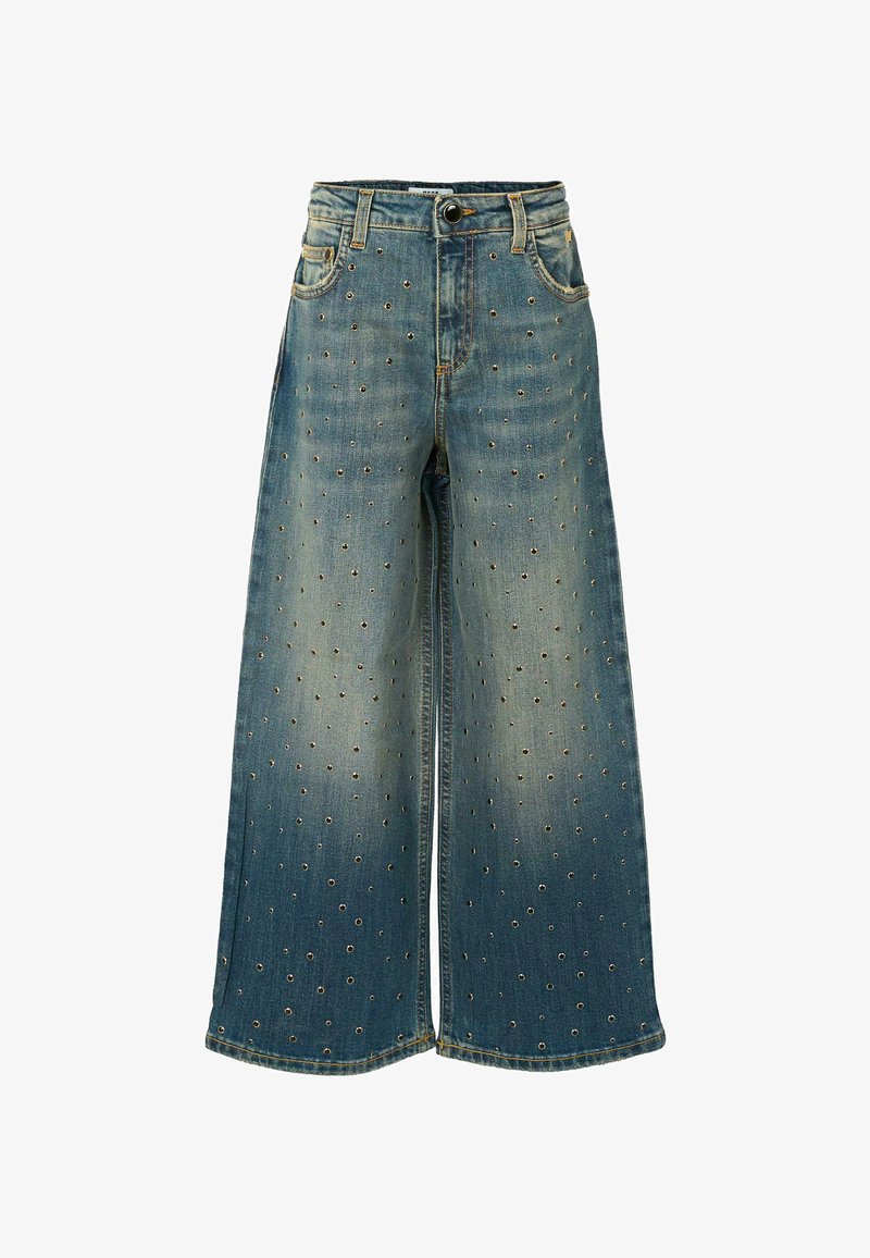 Pantalons en denim à jambes larges en bleu moyen avec une finition délavée, ornés d'œillets en métal doré disposés en motif et de poches avant classiques.