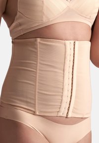 Cintura beige realizzata in tessuto liscio, con chiusura anteriore a gancio e occhiello, pannelli strutturati e design senza cuciture.