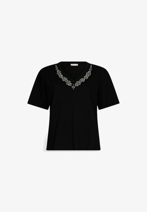 T-shirt nera a maniche corte con scollo a V e decorazioni floreali in argento e bianco attorno al collo. Tessuto morbido.