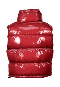 Czerwony kamizelka puchowa o błyszczącej powierzchni, z wysokim kołnierzem, poziomymi przeszyciami i ściągaczem na dole. Gładka, wypchana faktura.