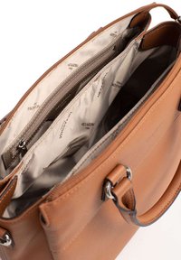 Borsa a mano in pelle marrone con superficie testurizzata, dotata di più scomparti e foderata all'interno con un tessuto chiaro stampato con logo.
