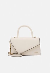 Sac à main structuré blanc avec un rabat triangulaire, un accent en chaîne dorée et une texture lisse. Dispose d'une poignée supérieure et d'une bandoulière détachable.