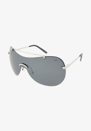 Grijs getinte zonnebril met een gebogen lens, zilveren metalen frame, verstelbare neussteunen en donkerblauwe rubberen accenten op de armen.