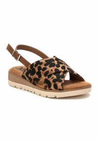 Sandalias de estampado de leopardo con una correa de piel marrón, diseño entrecruzado, una plantilla suave y una suela de goma ligera con surcos texturizados.