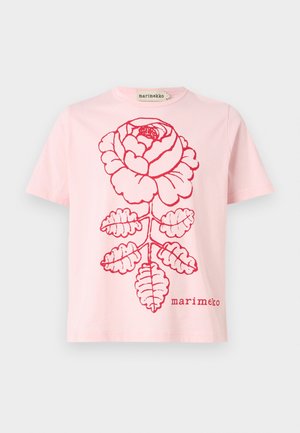 Różowa bawełniana koszulka z dużym graficznym motywem czerwonej róży i zielonymi liśćmi, z małą metką "marimekko" w lewym dolnym rogu.