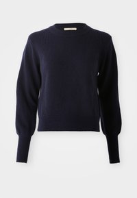 Marineblauer Pullover aus weichem Strickstoff, mit Rundhalsausschnitt, gerippten Details an den Schultern und eng anliegenden Bündchen. Kürzer geschnittenes Design.