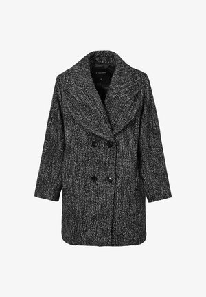 Cappotto tailored in bianco e nero a zig-zag, con un ampio colletto, chiusura doppiopetto e tessuto testurizzato. Le maniche sono a tre quarti.