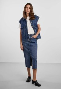 Pieces PCJESSIE MIDI SKIRT - Krilo iz džinsa - medium blue denim